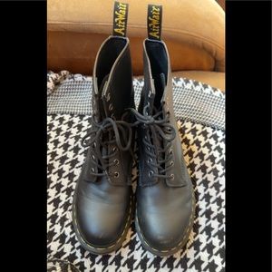 Women’s Dr. Martens 1460 Pascal Boot in Black   Sz: 10